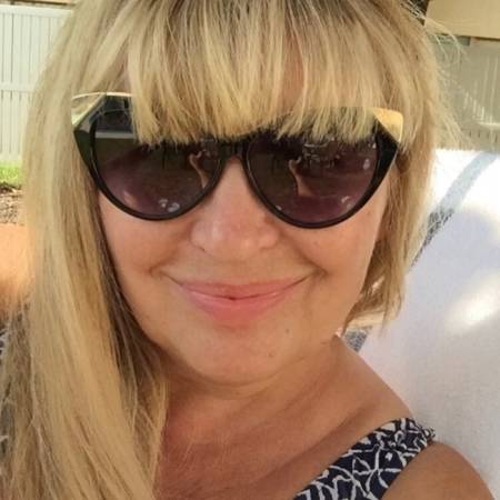 El,60 USA, Hollywood  interested in dating with man 